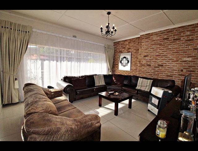 3 BEDROOM HOUSE FOR SALE IN CRESTON HILL